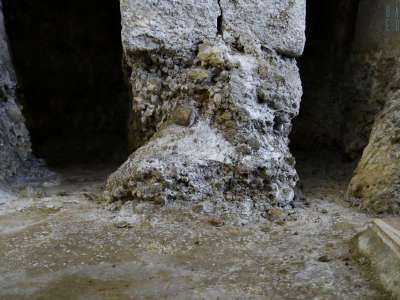 L�acqua filtra copiosa attraverso delle fenditure nella roccia...